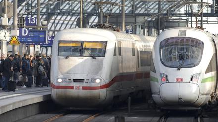 Ein ICE hält im Berliner Hauptbahnhof. (Symbolbild)