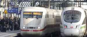 Ein ICE hält im Berliner Hauptbahnhof. (Symbolbild)