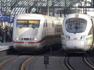 Ein ICE hält im Berliner Hauptbahnhof. (Symbolbild)