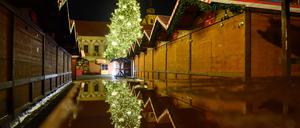 Der Weihnachtsbaum des Weihnachtsmarktes spiegelt sich auf einer regennassen Tischplatte. Am 20. Dezember 2024 war auf dem Weihnachtsmarkt ein Autofahrer in eine Menschengruppe gefahren. 