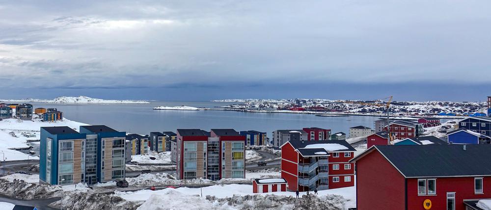 ARCHIV - 04.05.2017, Grönland, Nuuk: Grönlands Hauptstadt Nuuk ist im Schnee zu sehen.