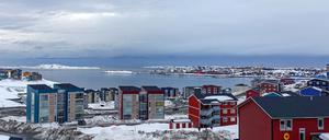 ARCHIV - 04.05.2017, Grönland, Nuuk: Grönlands Hauptstadt Nuuk ist im Schnee zu sehen.