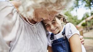Viele Menschen sehnen sich nach Enkeln, aber immer häufiger bleibt der Wunsch unerfüllt.