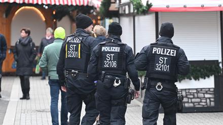 Polizisten patrouillieren auf dem Magdeburger Weihnachtsmarkt. 