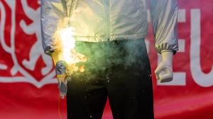 Welche verheerenden Verletzungen ein illegaler Böller haben kann, demonstriert hier die Berliner Feuerwehr anhand einer Puppe.