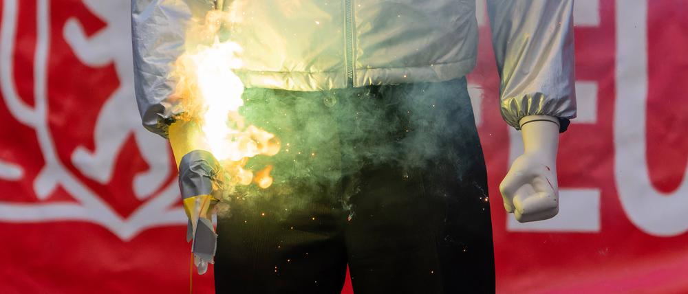 Welche verheerenden Verletzungen ein illegaler Böller haben kann, demonstriert hier die Berliner Feuerwehr anhand einer Puppe.