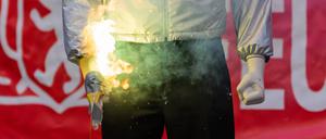Welche verheerenden Verletzungen ein illegaler Böller haben kann, demonstriert hier die Berliner Feuerwehr anhand einer Puppe.