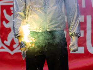 Welche verheerenden Verletzungen ein illegaler Böller haben kann, demonstriert hier die Berliner Feuerwehr anhand einer Puppe.