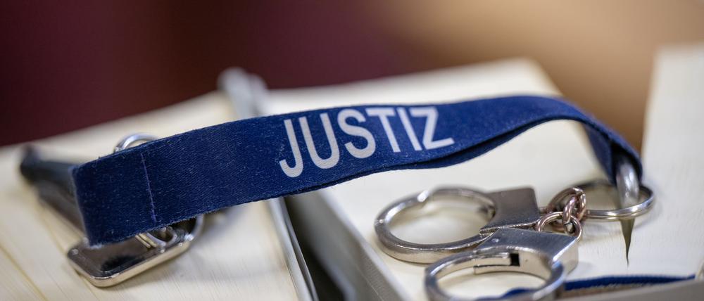 Ein 25-Jähriger gab Messerstiche in einem Streit mit einem Landsmann zu und sprach von Notwehr. Das Gericht entschied anders. (Symbolbild)