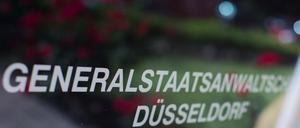 Ein Schild an der Tür der Generalstaatsanwaltschaft bei der Eröffnung der Zentralstelle für Terrorismusverfolgung in NRW.