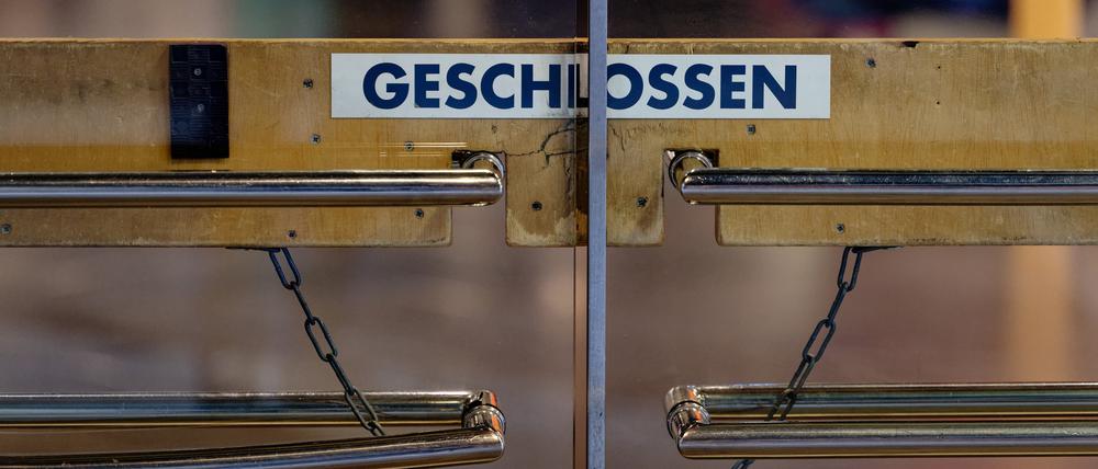 Die Eingangstüren eines Geschäfts