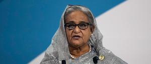 ARCHIV - 11.11.2021, Frankreich, Paris: Die Premierministerin von Bangladesch, Sheikh Hasina, hält eine Rede während des Pariser Friedensforums.