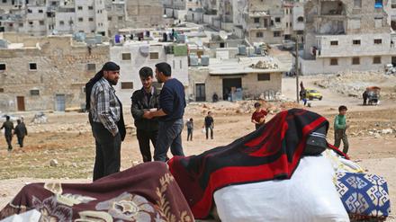 Syrer, die aus der Ost-Ghouta-Enklave Douma evakuiert wurden, stehen neben ihren Habseligkeiten, während sie in der nordsyrischen Stadt al-Bab auf eine Unterkunft warten, 12. April 2018. 