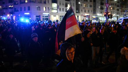 Zahlreiche Anhänger der AfD versammelten sich am Alten Markt in Magdeburg.  