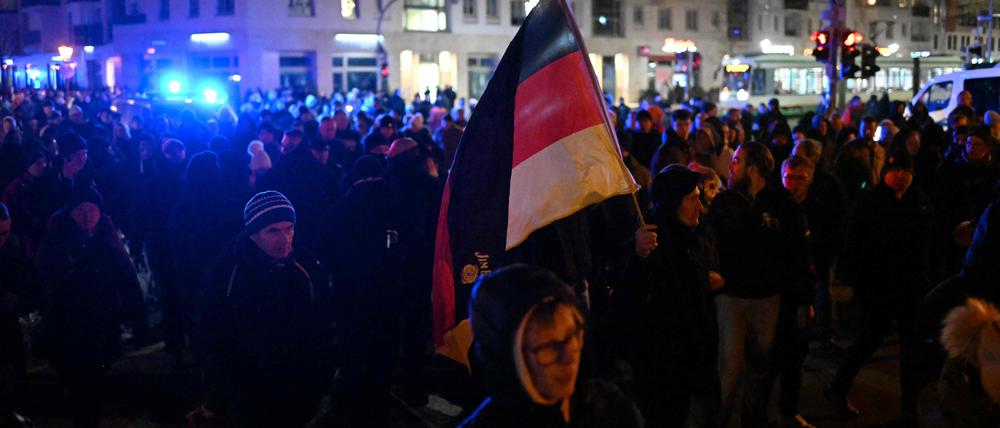 Zahlreiche Anhänger der AfD versammelten sich am Alten Markt in Magdeburg.  