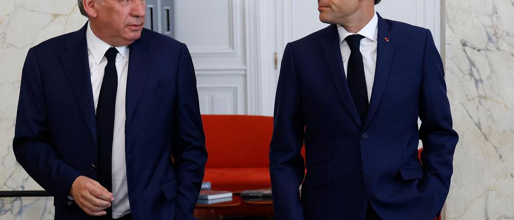 Setzt auf bekannte Köpfe: Regierungschef François Bayrou, hier mit Präsident Emmanuel Macron (Archivbild).