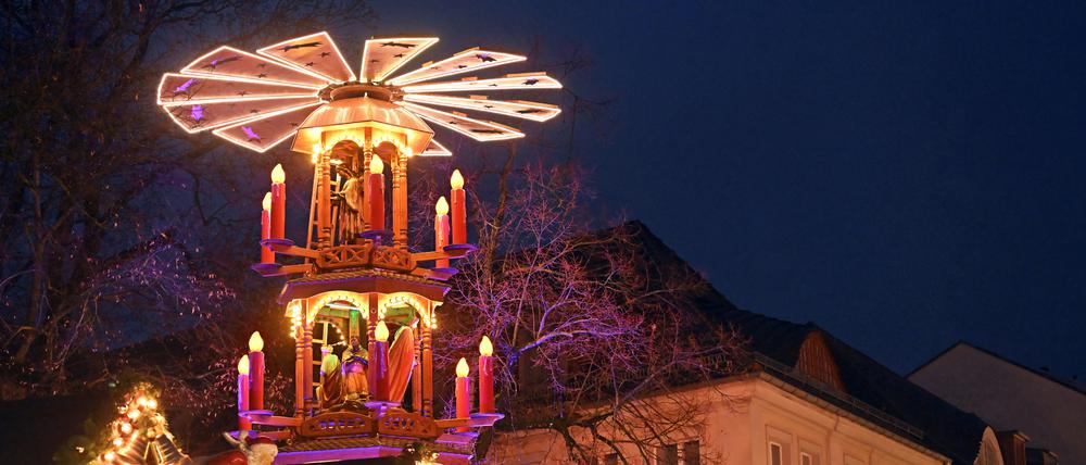 Auf dem Potsdamer Weihnachtsmarkt standen diesmal zwölf Stände weniger, dafür ging er einen Tag länger als 2023.