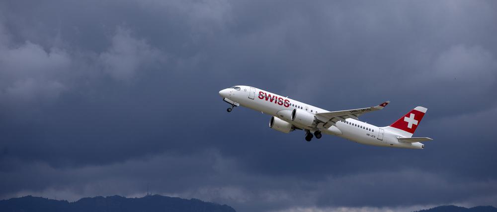 Ein Flugzeug des Typs Airbus A220-300 (HB-JCS) von Swiss International Air Lines startet am Genfer Flughafen.