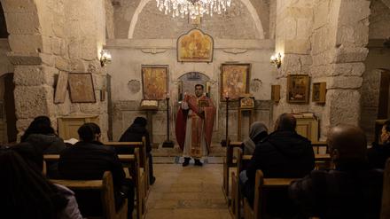 Syrian Christians Hold First Sunday Service Since Assad s Fall - Maaloula After the fall of the Assad regime, Syrian Christians held their first Sunday service, at the Saint Takla and Saint Mar Sarkis churches in the ancient Maaloula town, which has a dense christian population in the rural areas of Damascus, on December 15, 2024. Photo by Ugur Yildirim/DIA Images/ABACAPRESS.COM Maaloula Syria PUBLICATIONxNOTxINxFRAxUK Copyright: xDIAxImages/ABACAx