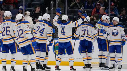 Jubel beim ersten Sieg nach zuvor 13 Niederlagen: Die Buffalo Sabres um JJ Peterka.