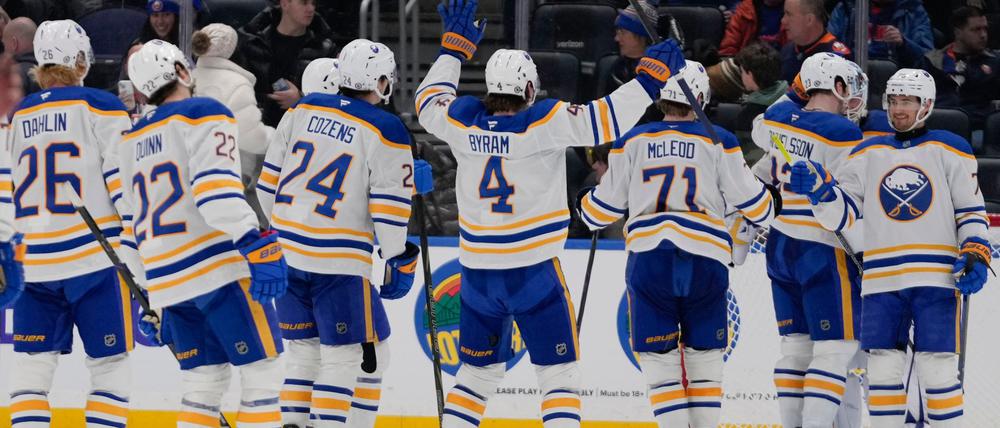 Jubel beim ersten Sieg nach zuvor 13 Niederlagen: Die Buffalo Sabres um JJ Peterka.