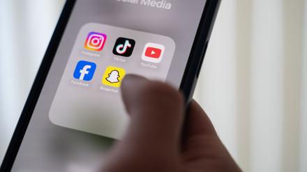 Ein Social-Media-Verbot für unter 16-Jährige wie in Australien soll es in Großbritannien zunächst nicht geben. (Archivbild)