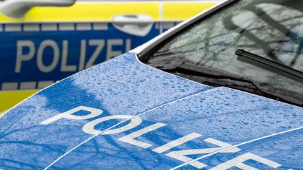  Der Schriftzug „Polizei“ auf der Kühlerhaube eines Autos. 