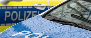 Der Schriftzug „Polizei“ auf der Kühlerhaube eines Autos.