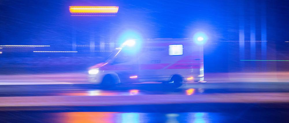 Rettungswagen in nächtlicher Einsatzfahrt (Symbolbild)