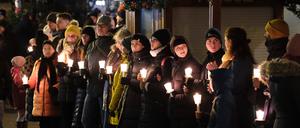 Menschen bilden eine Kette zum Gedenken an die Opfer und Betroffenen des Anschlags auf dem Magdeburger Weihnachtsmarkt. 