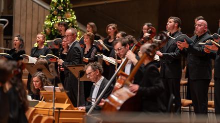 Musiker des Rundfunk-Sinfonieorchesters Berlin und der Vocalconsort Berlin führen am 23. Dezember 2024 in der Philharmonie Bachs Weihnachtsoratorium auf.
