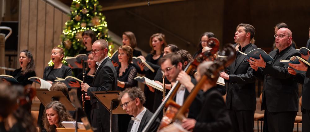 Musiker des Rundfunk-Sinfonieorchesters Berlin und der Vocalconsort Berlin führen am 23. Dezember 2024 in der Philharmonie Bachs Weihnachtsoratorium auf.