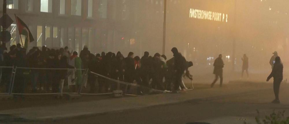 In diesem Videostandbild werfen pro-palästinensische Demonstranten eine Metallbarriere in der Nähe des Fußballstadions in Amsterdam um. (Archiv)