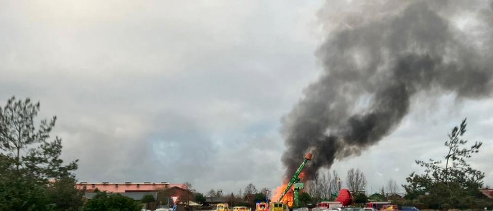 Ein Brand an einem Fahrgeschäft in „Karls Erlebnis-Dorf“ hat zu einem Millionenschaden geführt.