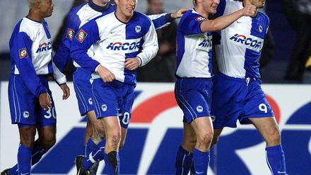 Ali Daei (r) spielte auch Hertha BSC in der Bundesliga.