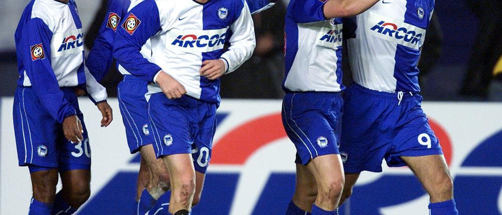 Ali Daei (r) spielte auch Hertha BSC in der Bundesliga.