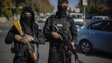  Zwei syrische Kämpfer posieren für den Fotografen, während sie in der Innenstadt von Damaskus patrouillieren.
