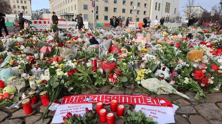 Der zentrale Gedenkort vor der Johanniskirche gleicht einem Blumenmeer.  