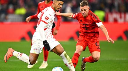 Joshua Kimmich (r) schickt seinem verletzten Kumpel Benjamin Henrichs einen Döner ins Krankenhaus. 