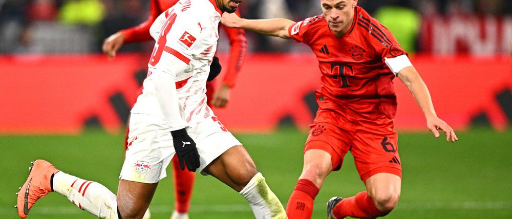 Joshua Kimmich (r) schickt seinem verletzten Kumpel Benjamin Henrichs einen Döner ins Krankenhaus. 