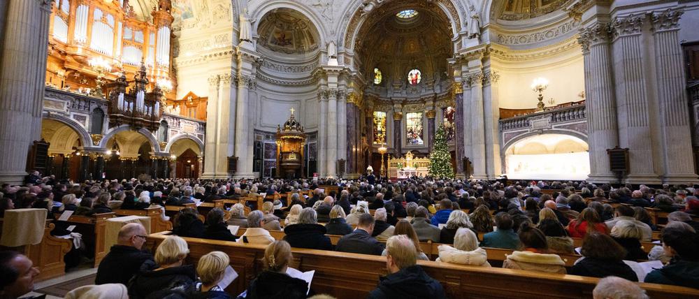Die Bänke im Berliner Dom waren am Mittag voll.