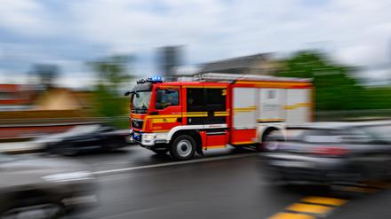 Ein Feuerwehrfahrzeug fährt mit Blaulicht zu einem Einsatz. (Symbolbild)