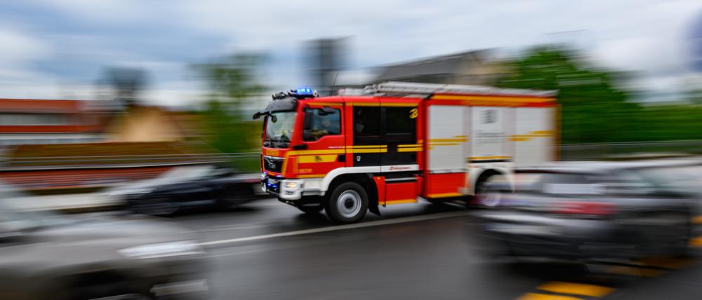 Ein Feuerwehrfahrzeug fährt mit Blaulicht zu einem Einsatz. (Symbolbild)