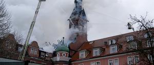 Feuerwehrleute löschen einen Brand in einem Altenheim in der Innenstadt von München. 