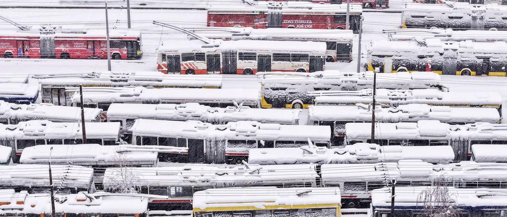 In Bosnien-Herzegowina und in Kroatien behindern Sturm und Schnee den Verkehr. Viele Fernstraßenabschnitte sind für den Verkehr gesperrt.
