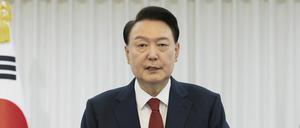 Auf diesem vom südkoreanischen Präsidialamt über Yonhap veröffentlichten Foto spricht der suspendierte südkoreanische Präsident Yoon Suk Yeol in der Präsidentenresidenz.