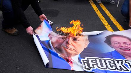 Demonstranten in Panama verbrannten ein Bild von Donald Trump.