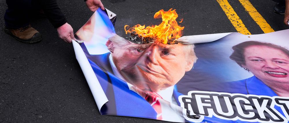 Demonstranten in Panama verbrannten ein Bild von Donald Trump.