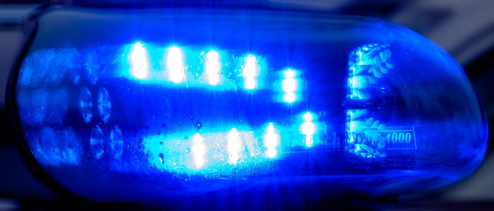 Blaulicht leuchtet auf einem Fahrzeug der Polizei. (Symbolbild)