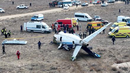 Das Wrack einer Embraer 190 der Azerbaijan Airlines liegt in der Nähe des Flughafens von Aktau. 